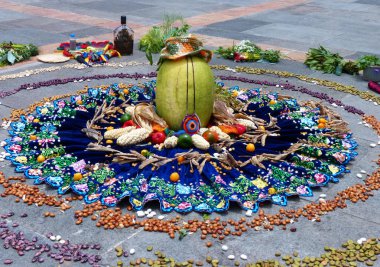 Pachamama (Toprak Ana), And Dağları 'nın ortasındaki yerli halkların ritüelidir. Fasulye, mısır, meyve, domates, kabak işlemeli etek