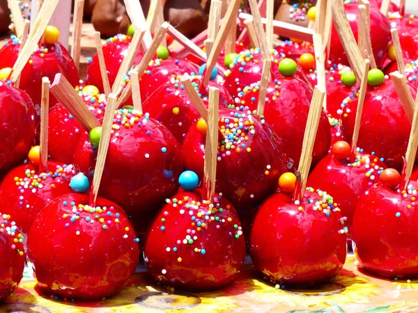 甜甜的红糖果苹果 枝上覆盖着五颜六色的洒水 — 图库照片
