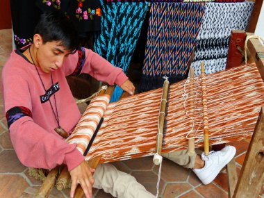 Cuenca, Ekvador - 8 Mart 2019: Ekvador Ekvador 'un Gualaceo kantonu, Azuay eyaleti için pamuk iplikleri, tasarım ve teknik Ikat elle atkı ya da Macana örüyor