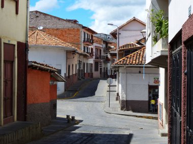Cuenca, Azuay, Ekvador - 22 Mayıs 2020: UNESCO tarafından korunan Cuenca tarihi merkezi. Rafael Mara Arizaga 'nın en eski caddelerinden biri.