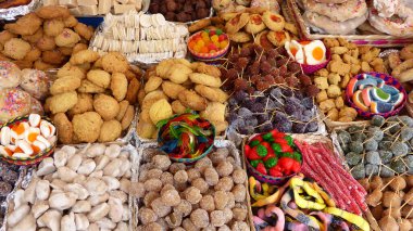 Geleneksel tatlılar: Kurabiye, jöle, çikolata, marşmelov, fındık ve daha fazlası Cuenca, Ekvador 'daki çok sayıda açık pazarda Katolik Corpus Christi kutlamaları sırasında