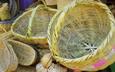 Cuenca, Ekvador 'daki açık hava pazarında satılık el yapımı geleneksel hasır sepetler.