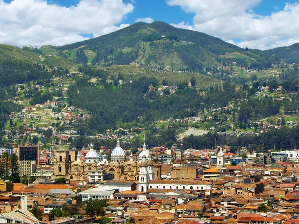 Vista Panorámica Ciudad Cuenca Valle Con Sus Muchas Iglesias Montaña — Foto de Stock