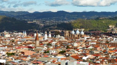 Cuenca şehrinin panoramik manzarası vadide Lekesiz Gebelik Katedrali, Santo Domingo kiliseleri, Hogar Cristo Rey, San Alfonso ve çevresindeki dağların manzarası. Ekvador