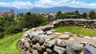 Cuenca şehri, Ekvador 'daki Pumapungo arkeolojik kompleksinden İnka harabelerine ve şehre panoramik manzara