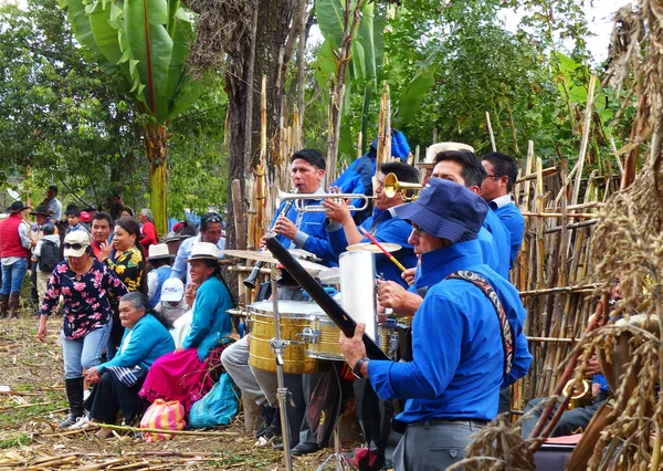 厄瓜多尔昆卡 2018年10月7日 在当地庆祝收获 一群音乐家一边演奏音乐 一边观看骑马 厄瓜多尔昆卡 — 图库照片