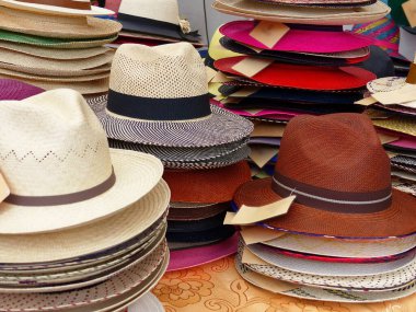 Ekvador Cuenca 'daki geleneksel açık hava pazarında renkli el yapımı hasır Panama Şapkaları veya Paja Toquilla şapkaları veya sombrero. Güney Amerika 'dan popüler bir hatıra.