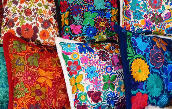 厄瓜多尔奥塔瓦罗市手工制作市场的彩色绣花装饰枕头和纺织品的近景 — 图库照片