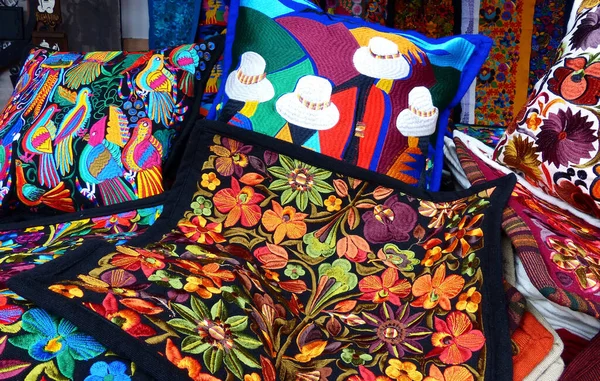 厄瓜多尔奥塔瓦罗市手工制作市场的彩色绣花装饰枕头和纺织品的近景 — 图库照片