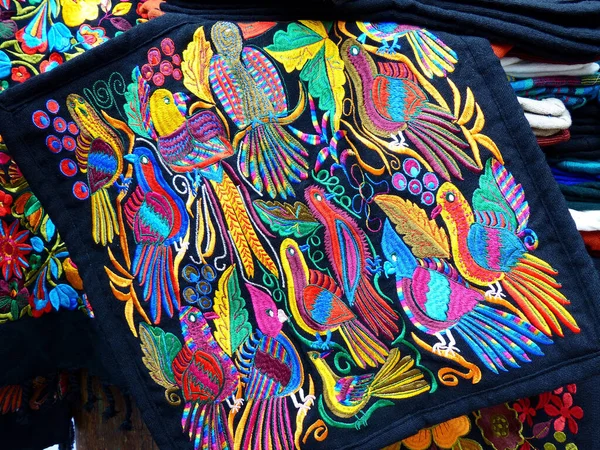 奥塔瓦洛市手工市场彩绣装饰性纺织品的近景 — 图库照片