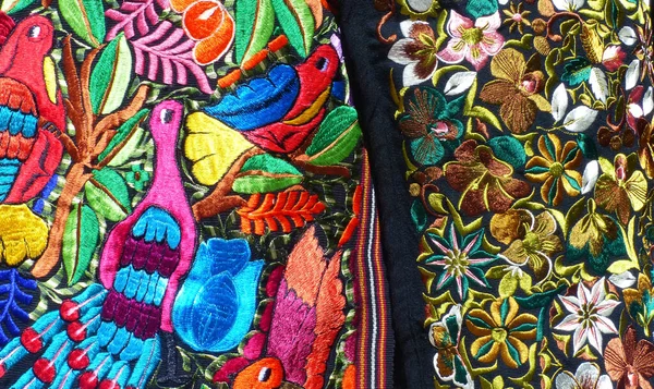 Närbild Färgglada Broderade Dekorativa Kuddar Och Textilier Hantverksmarknaden Otavalo Ecuador — Stockfoto