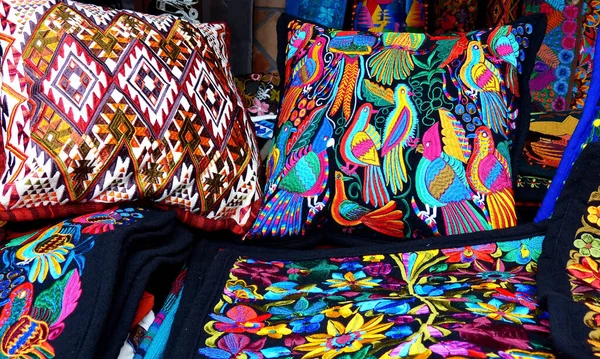 Primer Plano Almohadas Decorativas Bordadas Olorosas Textiles Mercado Artesanal Otavalo — Foto de Stock