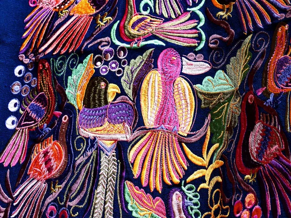 Zbliżenie Kolorowe Haftowane Dekoracyjne Tekstylia Miasta Otavalo Rynku Rzemieślników — Zdjęcie stockowe