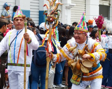 Cuenca, Ekvador - 22 Şubat 2020 Cuenca şehrinde karnaval geçidi. Halk dansçıları, geleneksel Ekvador eğlencesi olan herkese köpük püskürten geçit törenine katılıyorlar.