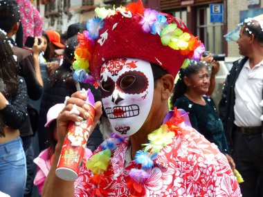 Cuenca, Ekvador - 22 Şubat 2020: Şehrin tarihi merkezinde karnaval sırasında geçit töreni. Karnaval maskeli bir adam ve köpük püskürten bir kostüm. Ekvador 'da geleneksel bir eğlencedir.