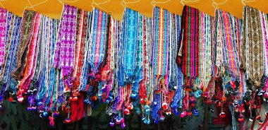 Otavalo 'daki esnaf pazarında dokuma renkli kumaş kemerler, geleneksel desenler ve tasarım, Ecaudor