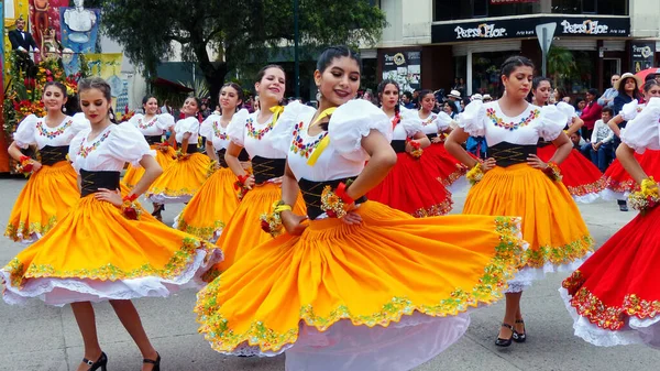 厄瓜多尔昆卡 2019年11月1日 昆卡独立日的传统游行 穿着典型的阿苏艾省服装的年轻女舞蹈家 她们的服装都是用红黄两色的省旗做的 — 图库照片