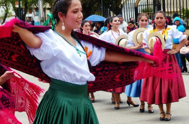 Cuenca, Ekvador - 1 Kasım 2019: Cuencac 'ın bağımsızlık gününde geleneksel geçit töreni. Gualaceo tasarımının renkli eşarplarıyla Azuay ilinin tipik kıyafetleriyle halk dansçıları