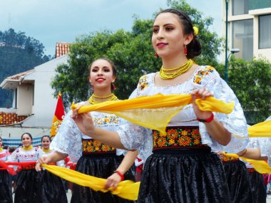 Cuenca, Ekvador - 1 Kasım 2019 Cuenca 'nın bağımsızlık gününde geleneksel geçit töreni. Otavalo, Imbabura 'dan genç ve güzel bayan dansçılar.