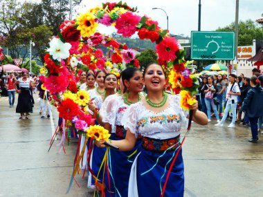 Cuenca, Ekvador - 1 Kasım 2019 Cuenca 'nın bağımsızlık gününde geleneksel geçit töreni. Otavalo 'dan halk dansçıları. Çiçeklerle dans et