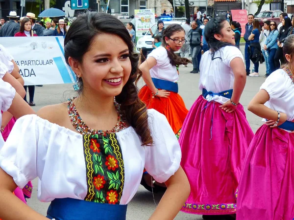 エクアドルのクエンカ 11月1 2019 クエンカの独立の日に伝統的なパレード 阿蘇省の典型的な衣装を着た若い女性民俗舞踊家 Cuencanas — ストック写真