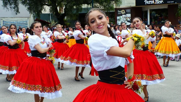 エクアドルのクエンカ 11月1 2019 クエンカの独立の日に伝統的なパレード 州旗の色で作られたAzuay州の典型的な衣装の若い女性ダンサー 赤と黄色 — ストック写真