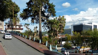 Cuenca 'nın tarihi merkezi, Azuay ili, Ekvador, UNESCO Dünya Mirası sahası. Puente del Centenario 'dan Tres de Noveimbre sokağı ya da Tomebamba nehri üzerindeki Centennial Köprüsü manzarası