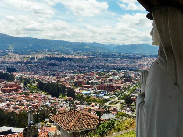 南米エクアドルのクエンカ市を見下ろす トゥリの山頂の村の像 — ストック写真