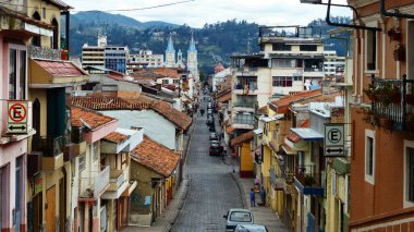 Cuenca, Ekvador - 23 Nisan 2020: Başkan Borrero caddesinde ve Cuenca kentinin tarihi merkezinde San Alfonso kilisesinde görüş.