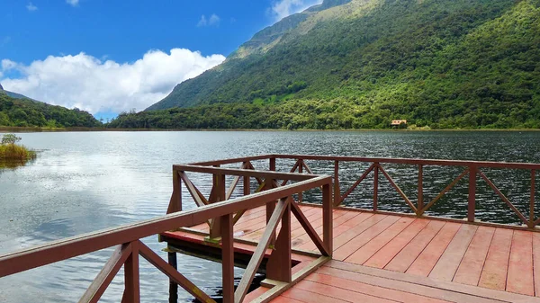 高地Llaviuco湖 釣りデッキ カハス国立公園で周囲の山の風景をご覧ください エクアドルのアズアイ州 — ストック写真