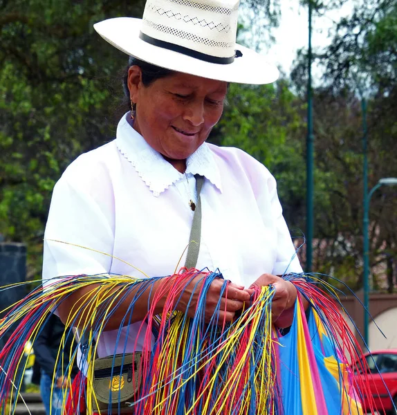 Cuenca Ecuador September 2019 Indigenous Woman Demonstrates Tradition Weaving Panama — Stock Photo, Image