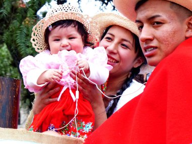 Cuenca, Ekvador - 21 Eylül 2019: Cuenca 'da Killa Raymi ya da Andean Ay Festivali. Azuay' da geleneksel geçit töreninde çocuklu genç bir aile