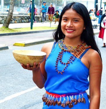 Cuenca, Ekvador - 21 Eylül 2019: Cuenca 'da Andean Ay Festivali Kutlaması. Ekvator Amazonyalı genç bayan dansçı Shuar insanlarının kültürünü, elbiselerini ve vücut boyalarını temsil ediyor.