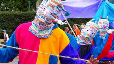 Cuenca, Ekvador - 21 Eylül 2019: Ay Festivali. Wiki, Saraguro halkının efsanevi bir karakteridir, yerli Quechua uyruklu, festival etkinliklerine neşe katar.