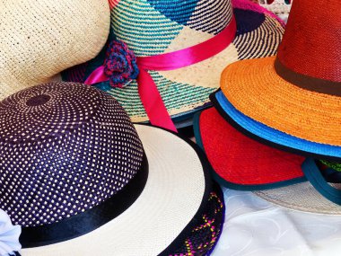 Cuenca, Ekvador 'daki geleneksel açık hava pazarında renkli Panama Şapkaları veya Paja Toquilla şapkaları veya sombrero. Güney Amerika 'dan popüler bir hatıra.