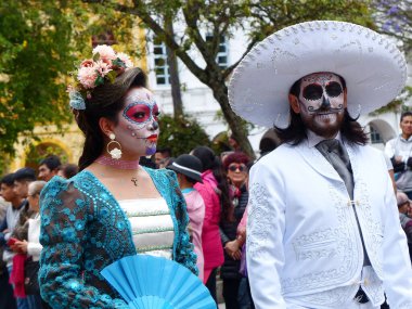 Cuenca, Ekvador - 5 Kasım 2019 Cuenca 'nın bağımsızlık gününde geleneksel geçit töreni. Zombi kılığında korkunç makyajları olan birkaç kişi var.