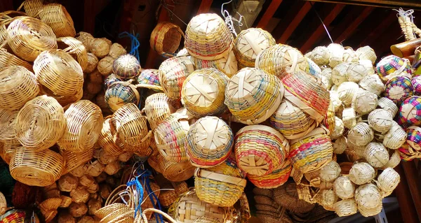에콰도르 쿠엥카의 시장에서 판매되는 천연섬유로 손으로 바구니 무더기 — 스톡 사진