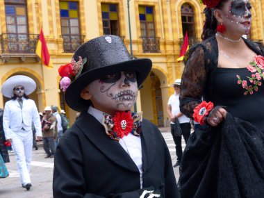 Cuenca, Ekvador - 5 Kasım 2019 Cuenca 'nın bağımsızlık gününde geleneksel geçit töreni. Oğlan giyinmiş ve korkunç bir makyajı var. Zombi gibi.