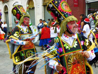 Cuenca, Ekvador - 24 Aralık 2016: Bebek İsa 'nın onuruna Noel Geçidi Pase del Nino Viajero (Gezgin Çocuk). Ekvador 'un folklor kişisi