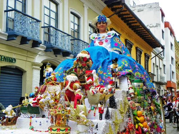 厄瓜多尔昆卡 2016年12月24日 Parade Pase Del Nino Viajero 身着艳丽的传统服装 头戴刺绣的女人乘坐一辆装饰有糖果 水果和玩具的马车 — 图库照片