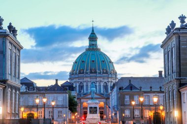 Amalienborg Den Kongelige Livgarde denilen onun Kraliyet muhafızı için ünlüdür.
