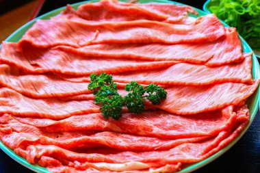 Premium Japon wagyu beef plaka üzerinde Shabu Shabu için dilimlenmiş.