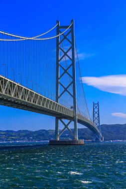 Akashi Kaikyo Köprüsü Kobe, Japonya Awaji Adası üzerinden Seto iç denizi kapsayan.