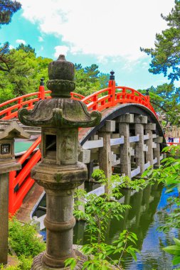 Kırmızı eğri köprü ve Sumiyoshi Taisha tapınak nehirde yansıması. Osaka, Japonya