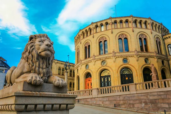 Parlamento oslo, Oslo şehrinde bulunan meşhur mekanlar.