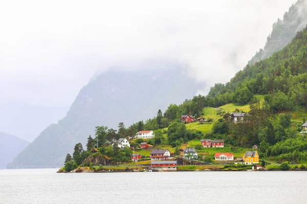 Деревня Берегу Озера Норвегия — стоковое фото