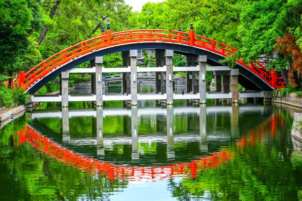 Puente Curva Roja Reflejo Río Sumiyoshi Taisha Shrine Osaka Japón — Foto de Stock
