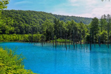 Mavi gölün dışında kaplıca şehri, Shirogane Onsen adlı sonra doğal mineraller suda borcu var derin mavi renk olduğunu.