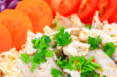 Balık ve tavuk mantar salatası. Çok az basit maddeler yapılır ve onu bir temiz gıda, iyi beslenme ve sağlık için gibi.