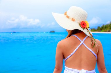 Kadın deniz kenarında sakin ol. Ücretsiz ve eğlenceli hissediyorum.